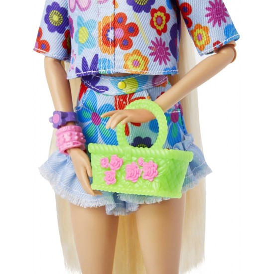 BARBIE Extra Lelle un aksesuāri ar īpaši gariem blondiem matiem ziedu raksta tērpā, HDJ45 BARBIE Extra Lelle un aksesuāri ar īpaši gariem blondiem matiem ziedu raksta tērpā, HDJ45