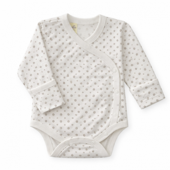 Jaundzimušo bodijs ar cimdiņu un aizdari priekšpusē ar sirsniņu rakstu