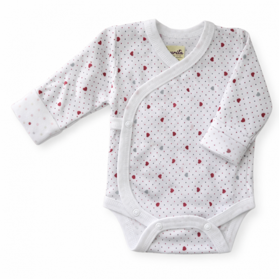 Jaundzimušo bodijs ar cimdiņu un aizdari priekšpusē ar sirsniņu rakstu